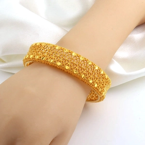 Bracciale rigido largo traforato placcato oro 24K con motivo intrecciato e paillettes dorate