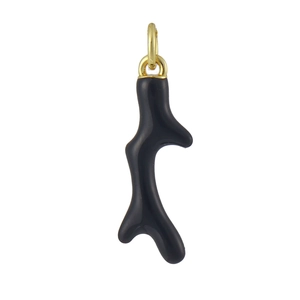 Détail du pendentif corail avec émail noir et anneau de connexion en métal doré brillant