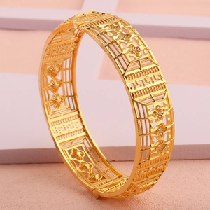 Gedetailleerde opname van een 18k vergulde armband met verfijnde florale uitsnijdingen