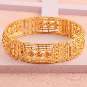 Macro-detail van de 18k vergulde armband met holle filigraan en bloemenpatronen