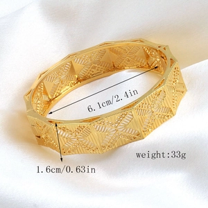 Dettaglio del bracciale placcato oro 24K con larghezza 1,6cm e design a trama traforata