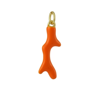 Gros plan détaillé d'un pendentif corail orange vif avec un anneau en métal doré poli