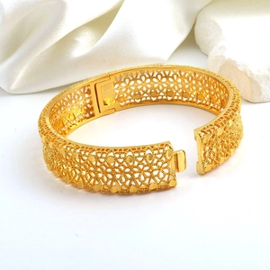 Bracciale traforato placcato oro 24K con motivo floreale e chiusura a scatto