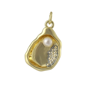 Vue détaillée d'un pendentif huître doré avec une perle blanche sertie à l'intérieur