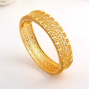 Vista dettagliata del bracciale placcato oro 24K con motivi floreali traforati