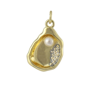 Vue détaillée d'un pendentif huître doré orné d'une perle blanche centrale sertie