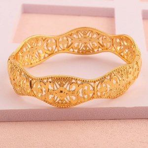 Detail van de 18k vergulde holle armband met vintage patronen en golfpatronen