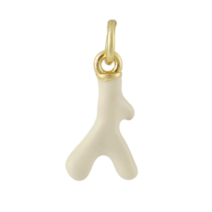 Détail d'un pendentif corail blanc crème avec anneau doré pour création de bijoux DIY