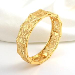 Bracciale largo placcato oro 24K con motivi geometrici traforati per donna