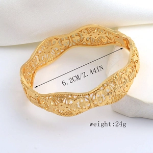 Dettaglio del bracciale placcato oro 24K con motivi floreali, diametro 6,2cm e peso 24g