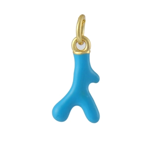 Détail macro du pendentif corail turquoise avec un anneau de suspension doré poli