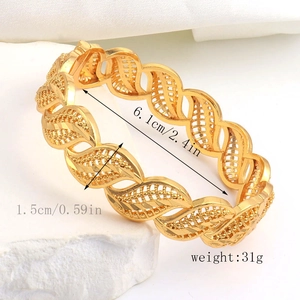 Dettaglio del bracciale a foglia traforata placcato oro 24K con diametro 6,1 cm