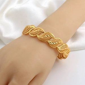 Bracciale rigido placcato oro 24K con motivo a foglie e maglia in filigrana