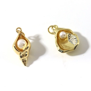 Vue détaillée de pendentifs coquillage et huître dorés avec perles et petits cristaux