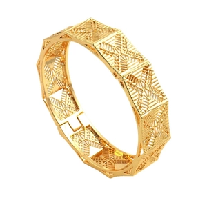 Bracciale largo placcato oro 24K stile Dubai con motivi geometrici traforati e intagliati