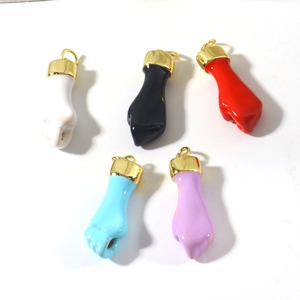 Détails de breloques main Figa colorées en cinq couleurs d'émail avec embouts dorés