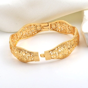 Bracciale rigido placcato oro 24K con filigrana floreale e bordi a forma di onda