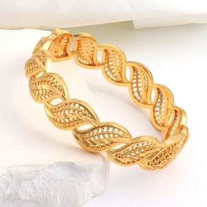 Bracciale rigido in rame placcato oro 24K con motivo a foglia traforata su pietra