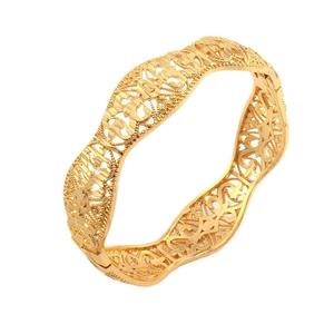 Bracciale traforato stile Dubai placcato oro 24K con bordi ondulati e motivi floreali
