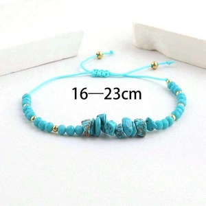 Détail du cordon bleu ajustable et de la longueur 16-23 cm du bracelet en pierres