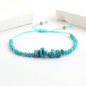 Bracelet perles turquoise bohème fait main avec cordon réglable et touches dorées