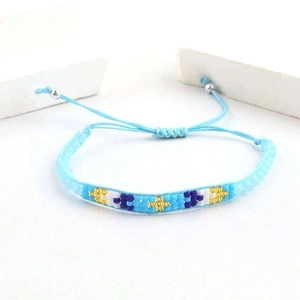 Détail d'un bracelet tissé à la main avec motifs bleus et cordon ajustable pratique