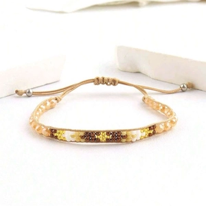 Détail d'un bracelet bohème fait main en perles avec cordon coulissant réglable