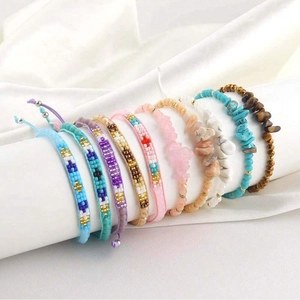 Détail de bracelets bohèmes faits main avec des pierres naturelles sur support