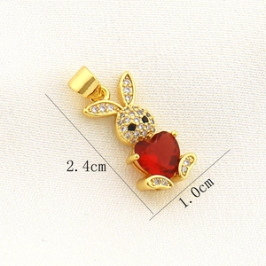 Λεπτομερής προβολή των διαστάσεων 2,4cm x 1,0cm ενός χρυσού κουνελιού με κόκκινη καρδιά