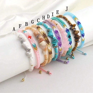 Détail de bracelets bohèmes faits main réglables avec diverses perles de pierre naturelle