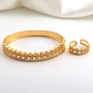 Detail of gold jewelry set with double row zircon wheat leaf pattern ring and bracelet