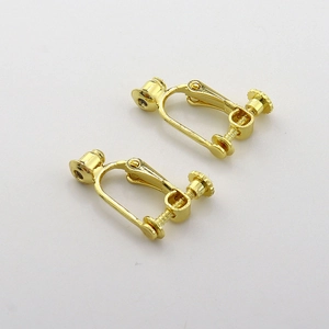 Vista macro di convertitori per orecchini a clip placcati in oro per gioielli fai-da-te