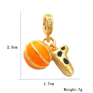 Dettaglio delle dimensioni del ciondolo basket e scarpa in oro 18k con zirconi incastonati