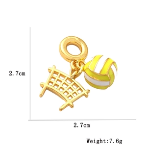Dettaglio del ciondolo pallavolo placcato oro 18k con dimensioni di 2,7 cm per 2,7 cm