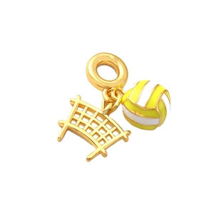 Dettaglio del ciondolo da pallavolo placcato in oro 18k con smalto bianco e giallo