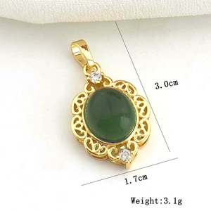 Pendente vintage placcato oro con pietra verde ovale, zirconi e motivo traforato