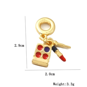 Dettaglio dei ciondoli trucco placcati oro 18k con rossetto e dimensioni della palette