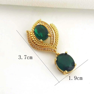 Ciondolo a foglia dorata con due gemme ovali verde scuro, dimensioni 3,7 cm x 1,9 cm