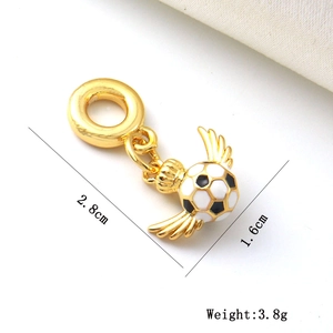 Dettaglio di un ciondolo da calcio dorato con ali, dimensioni 2,8cm per 1,6cm