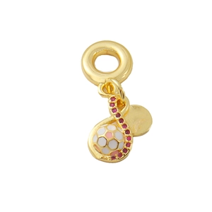 Dettaglio del ciondolo a pallone da calcio placcato oro 18k con gemme rosa e smalto