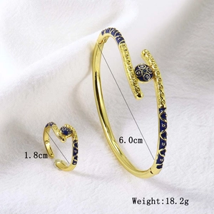 Detail van 18k vergulde sieradenset met afmetingen van ring en armband en 18,2g gewicht