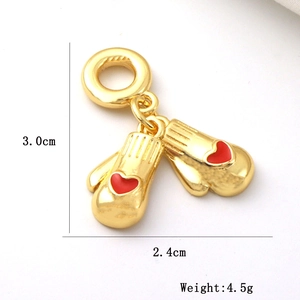 Dettaglio pendente guantone boxe in oro 18k con cuore rosso, altezza 3cm e peso di 4,5g