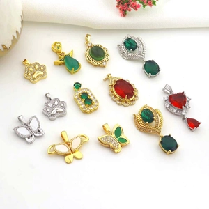Assortimento di ciondoli in oro e argento con motivi a farfalla e a zampa