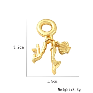 Dettaglio del ciondolo oceano in oro 18k con corallo e coda di pesce incluse dimensioni