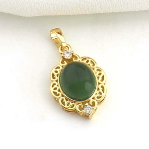 Pendente vintage dorato con gemma ovale verde scuro e dettagli in filigrana