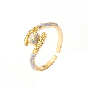 Detail van verstelbare gouden ring met lichtblauw emaille en fijn rond reliëfpatroon