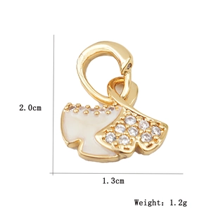 Dettaglio del ciondolo foglia di ginkgo in oro 18k con zircone e misure di 2.0x1.3cm