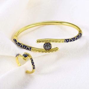 Detail van 18 karaat vergulde armband en ring set met blauwe emaille boze oog patronen