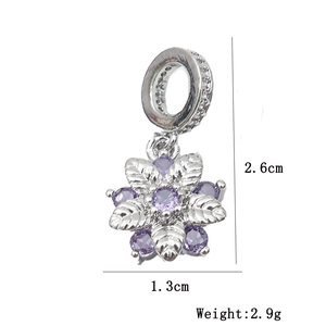 Dettaglio di ciondolo a fiore argento con zirconi viola e misure di 2,6 cm