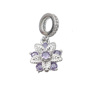 Dettaglio macro del ciondolo floreale in argento con zirconi viola e finiture lucide